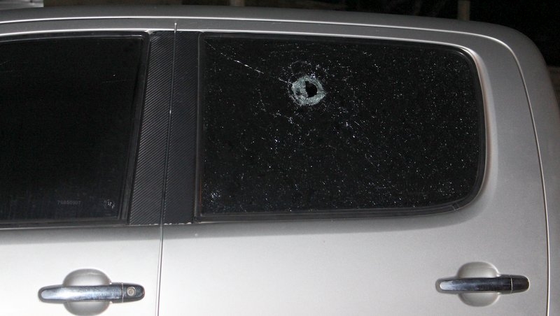 Carro foi atingido pelo assaltante (Radar64)