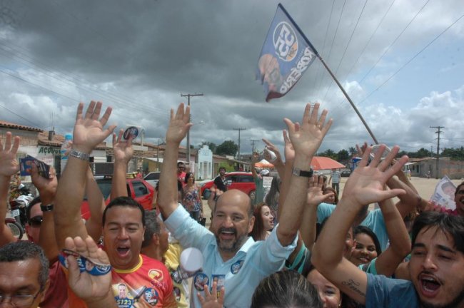 Junto ao candidato a vereador Valdemar (PT), e lideranças do local, a comunidade declarou seu apoio à candidatura de Robério Oliveira. (Divulgação)
