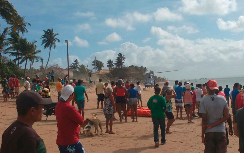 Vítimas sendo atendidas em praia de Vera Cruz. <br />
 (Foto: Luís Paulo / Arquivo Pessoal)