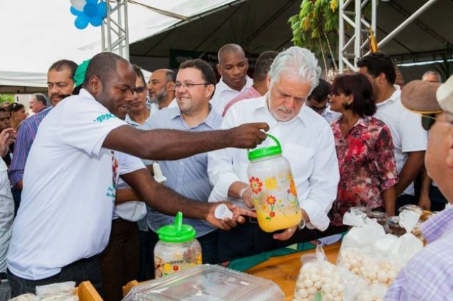 Gilson participa de vários projetos em União Baiana, como a Agroindústria. Na foto, o então governador da Bahia prova o suco da mandioca. (Foto: Arquivo pessoal)