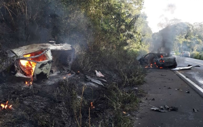 Os dois veículos envolvidos pegaram fogo durante o acidente. (Polícia Militar/Divulgação)