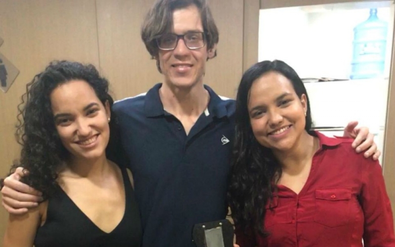 As baianas Júlia e Nathália nascimento com o estudante paulista Rheyller Vargas, que também participou do projeto. (Arquivo Pessoal)