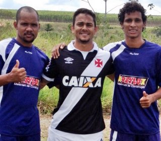 Williamberto Souza (centro da foto), ao lado de amigos. Colaboração dos amigos foi importante para a realização do torneio, destacou. (Foto: Divulgação)