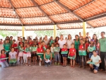 Estudantes de escolas indígenas recebem kits com material escolar