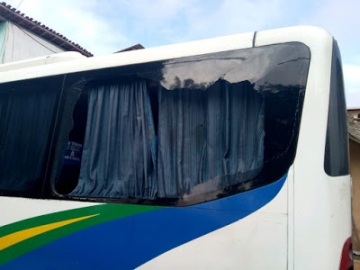 Bandidos atacam micro-ônibus que transportava 17 policiais militares na Bahia