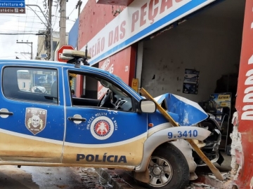 Policiais ficam feridos após viatura atingir loja no interior da Bahia