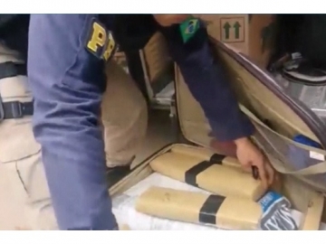 Polícia encontra 76 kg de maconha escondida em ônibus na Bahia