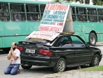 De joelhos, homem protesta contra a Tecnomania no Paraná
