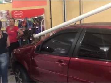 Carro invade mercado e atropela mulher no sul da Bahia