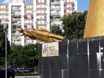 Monumento de Jorge Amado é depredado por vândalos em Salvador