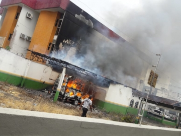 Incêndio atinge terreno entre dois hospitais no centro de Eunápolis