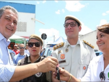 Governador Rui Costa entrega nova viatura policial para Itagimirim