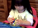 Garota de 02 anos monta cubo mágico em 70 segundos; assista