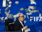 Comediante promove chuva de dinheiro e irrita presidente da FIFA Joseph Blatter