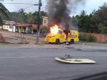 Bandidos explodem carro-forte em rodovia federal na Bahia