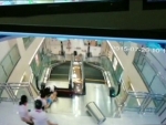 Chinesa salva filho antes de ser sugada por escada rolante; veja vídeo