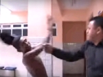 Repórter revida com um soco após receber cusparada de preso; veja o vídeo