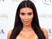 Kim Kardashian exibe bumbum real em praia e internautas não perdoam
