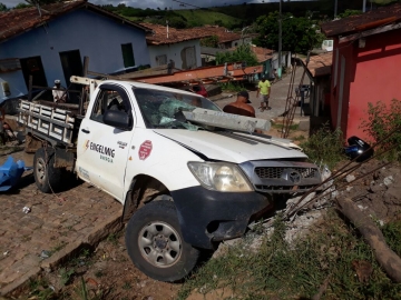 Carro desgovernado desce ladeira e deixa rastro de destruição em Itagimirim