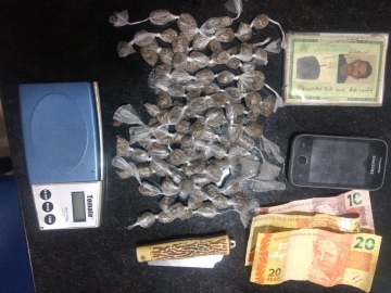 Agentes da Rondesp prendem homem com drogas na cidade de Eunápolis