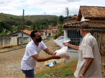 Secretaria de Assistência Social entrega cobertores no distrito de União Baiana