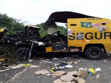 Carro-forte é partido ao meio durante assalto na Bahia