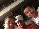 Neymar aparece pela primeira vez  com caxumba ao lado dos amigos