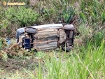 Carro derrapa em cascalho e tomba na BA-275 em Itagimirim