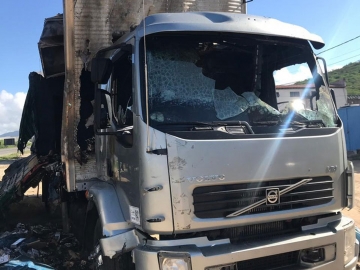 Caminhão carregado com cigarros contrabandeados tomba e pega fogo na BR-116