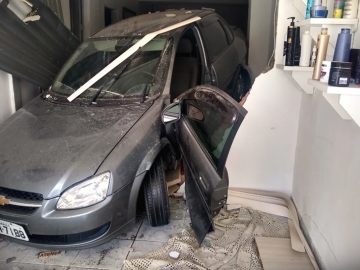 Motorista perde o controle e carro invade salão de beleza na cidade de Eunápolis