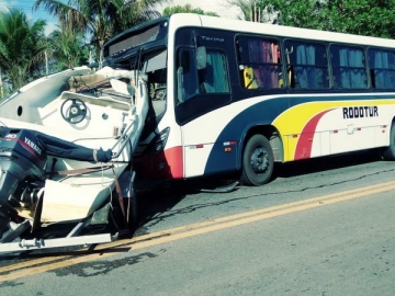 Ônibus é atingido por lancha na BR-101 na cidade de Itabela