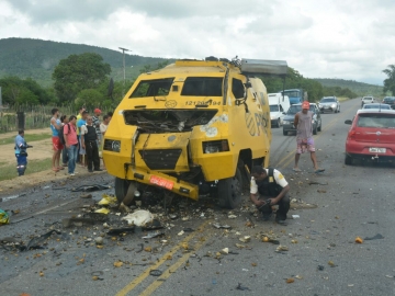 Criminosos explodem mais um carro-forte na Bahia