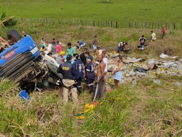 Carreta tomba na Curva da Visgueira; motorista ficou preso nas ferragens
