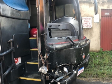 Ônibus do cantor Sinho Ferrary se envolve em acidente a caminho de show na Bahia
