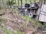 Caminhão tomba ao desviar de ônibus próximo a Itapebi