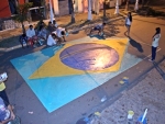 Moradores e comerciantes enfeitam parte da avenida com o tema da Copa do Mundo