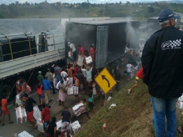 População invade caminhão incendiado para saquear carga de papel higiênico