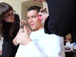 Cristiano Ronaldo brinca com fãs e ninguém dá atenção para ele; veja vídeo