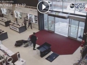 Cliente desastrado derruba TVs em uma loja; veja o vídeo