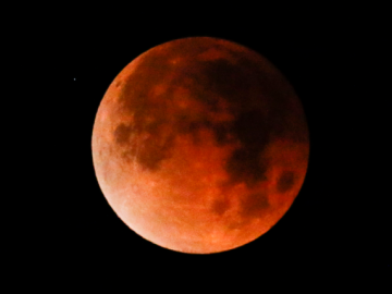 Maior eclipse total da Lua do século 21 ocorre nesta sexta