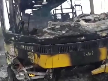 Ônibus escolar pega fogo com vários estudantes dentro no sul da Bahia