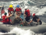 Marinha dos EUA no Pacífico resgata família com bebê doente