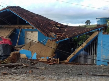 Caminhão desgovernado causa grande destruição em distrito deMedeiros Neto