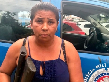 Esposa de presidiário é presa com armas e drogas na Bahia