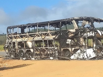 Ônibus pega fogo na BR-101 próximo a Itagimirim
