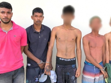 Cinco jovens são flagrados com armas dentro de carro roubado no sul da Bahia