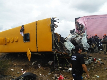 Colisão entre ônibus escolar e carreta deixa cinco pessoas mortas na Bahia