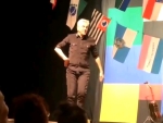 Caetano Veloso faz dançinha diferente durante  show em São Paulo; veja o vídeo