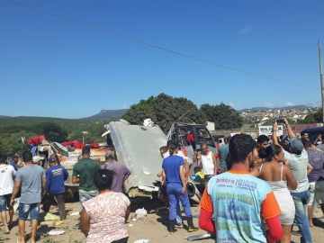 Colisão entre carreta e micro-ônibus mata seis pessoas na Bahia