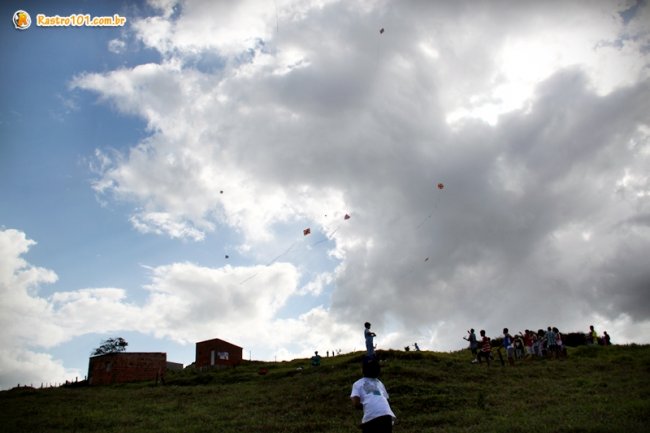 Céus de Itagimirim ficou colorido com as pipas confeccionadas pelos jovens. (Foto: Rastro101)